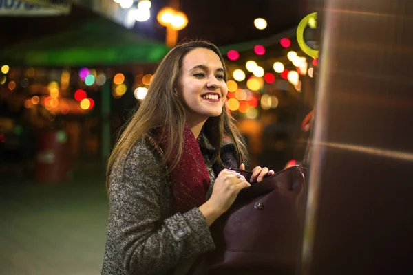Tineri Destul Femeie Zâmbind Stradă Noaptea Timpul Iernii — Fotografie, imagine de stoc