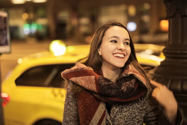 Jeune Femme Souriant Dans Rue Nuit Avec Taxi Arrière Plan — Photo