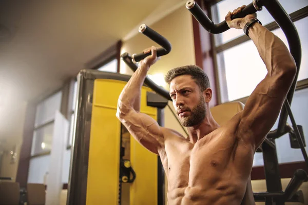 Hombre Atlético Joven Haciendo Ejercicios Gimnasio — Foto de Stock