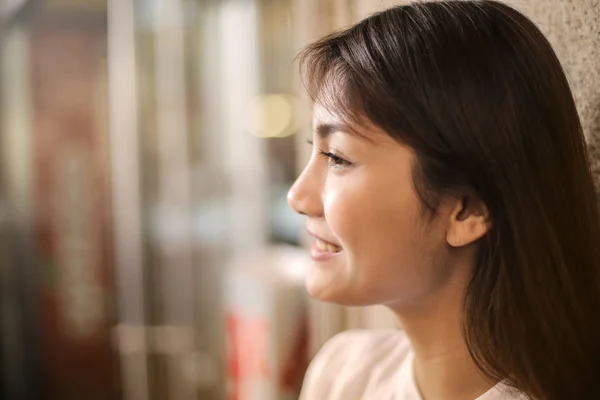 Hübsche Asiatische Frau Lächelt Die Kamera — Stockfoto