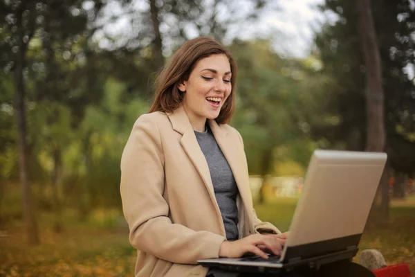 Mooie Jonge Vrouw Zit Een Park Haar Laptop Werken — Stockfoto