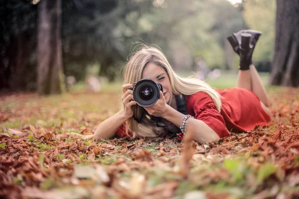 Beautiful Young Woman Taking Photograph While Lying Lawn Full Fallen — Stock Photo, Image