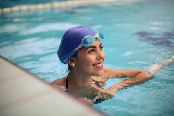 Hermosa Joven Sonriendo Borde Una Piscina Con Gorra Natación Gafas — Foto de Stock