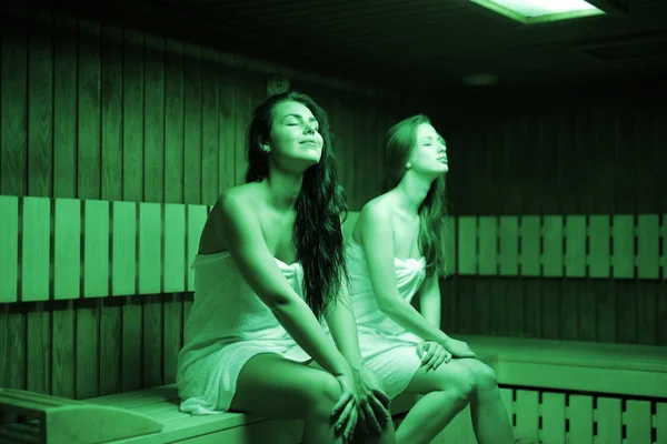 Deux Belles Jeunes Femmes Assises Dans Sauna Relaxantes — Photo