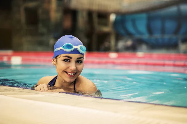 Piękna Młoda Kobieta Uśmiechając Się Skraju Basenu Noszenie Czepka Pływackiego — Zdjęcie stockowe