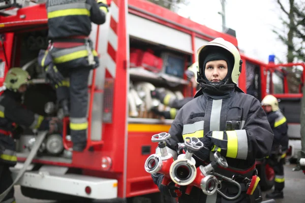 Ομάδα Πυροσβεστών Στολή Γύρω Από Ένα Πυροσβεστικό Όχημα Ετοιμάζονται Για — Φωτογραφία Αρχείου