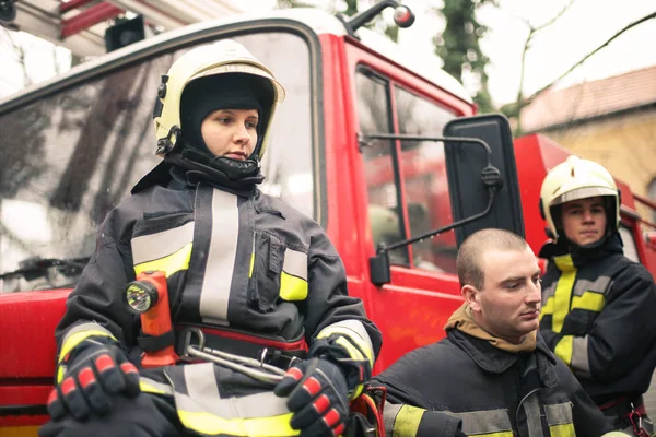 Groep Brandweerlieden Uniform Rusten Zoek Uitgeput Naast Een Brandweerwagen — Stockfoto