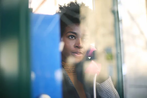 Junge Afro Frau Telefoniert Der Stadt — Stockfoto