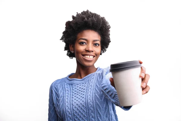 Jovem Afro Mulher Mostrando Seu Café Para Sorrindo — Fotografia de Stock