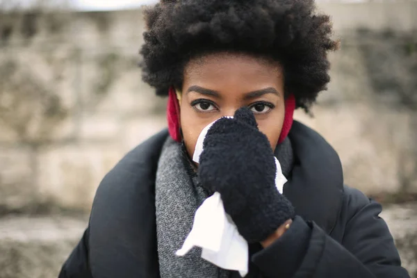 Afro Młoda Kobieta Zimie Dmuchanie Jej Nos — Zdjęcie stockowe