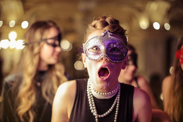 Junge Frau Maske Auf Einer Kostümparty Mit Verängstigtem Gesichtsausdruck — Stockfoto