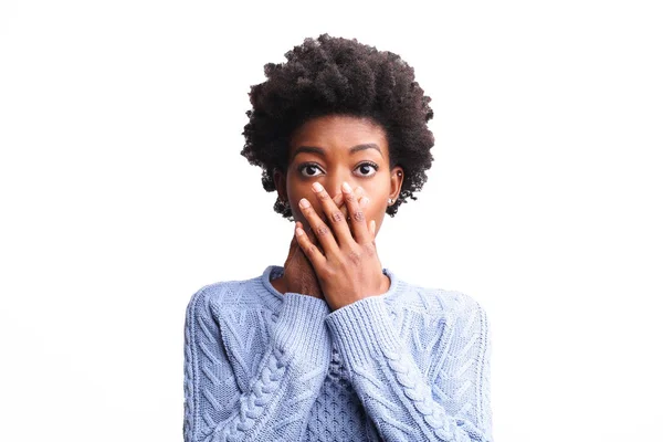 Jovem Afro Mulher Com Expressão Assustada — Fotografia de Stock
