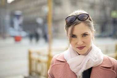 Genç Sarışın kadın kameraya sonbaharda şehirde arıyor..