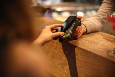 Bir barda bir akıllı telefon ile Nfc ödeme.