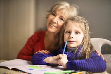 Büyükanne torunu masada sarılma süre gurur seyir.