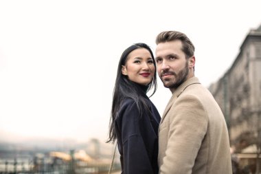 Geri şehirde güzel mutlu genç çift.