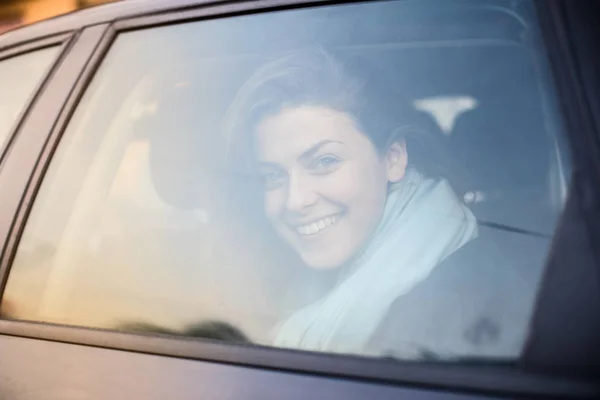 Νεαρή Όμορφη Γυναίκα Ταξιδεύει Ένα Αυτοκίνητο Και Κοιτάζοντας Πίσω Από — Φωτογραφία Αρχείου