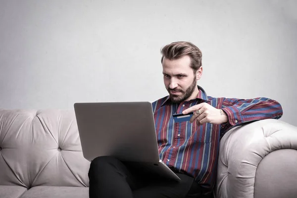 Jovem Empresário Sentado Sofá Com Seu Laptop Trabalhando — Fotografia de Stock