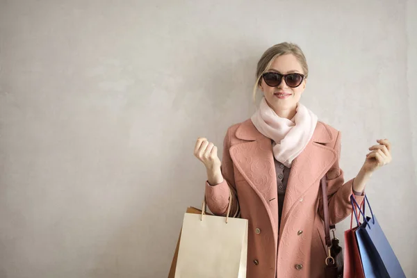 Junge Blonde Frau Steht Mit Einkaufstaschen Der Hand Drinnen — Stockfoto
