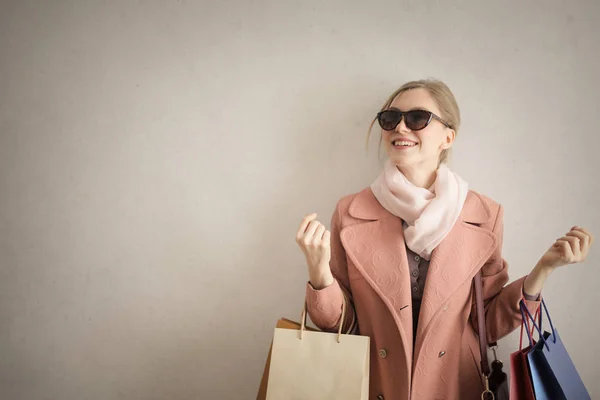 Junge Blonde Frau Lächelt Glücklich Mit Einkaufstüten Der Hand Drinnen — Stockfoto