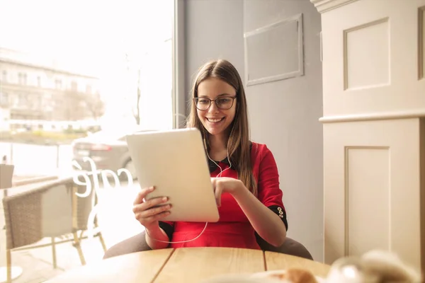 Jeune Jolie Femme Assise Dans Intérieur Élégant Profitant Utilisation Tablette — Photo