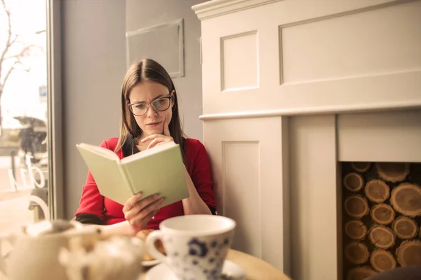 Jeune Jolie Adolescente Lisant Une Table Dans Intérieur Élégant — Photo