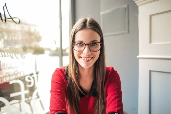 Mooie Jongedame Met Glazen Glimlachend Camera — Stockfoto