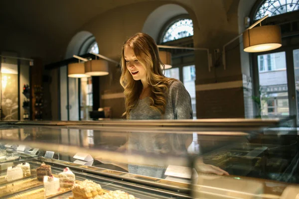 Unga Blonda Kvinnan Cake Shop Tittar Desserter — Stockfoto