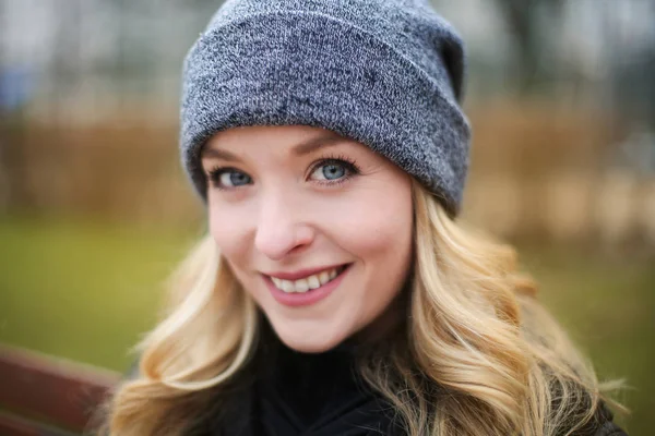 Portrét Krásné Usměvavé Ženy Zimní Oblečení — Stock fotografie