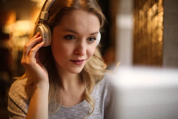 Krásná Žena Poslouchá Něco Její Sluchátka Před Její Laptop — Stock fotografie
