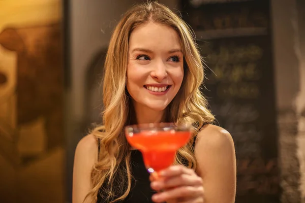 Bella Ragazza Che Prende Cocktail Colorato Bar — Foto Stock