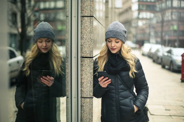 Vacker Ung Blond Kvinna Vinterkläder Kontrollera Hennes Smartphone Gatan — Stockfoto