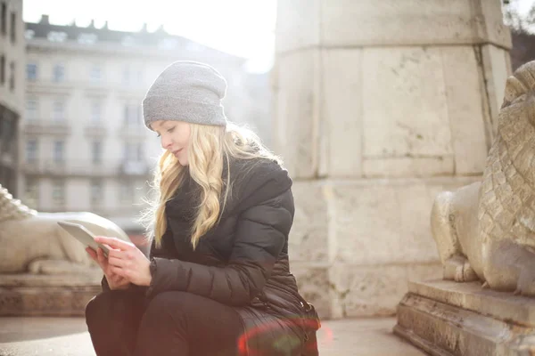 Hermosa Chica Rubia Joven Con Una Gorra Chaqueta Comprobando Teléfono —  Fotos de Stock