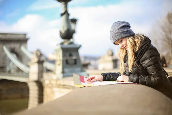 Hübsches Blondes Touristenmädchen Überprüft Ihre Karte Einer Brücke — Stockfoto