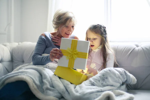 Mormor Och Barnbarn Öppnar Present Tillsammans — Stockfoto