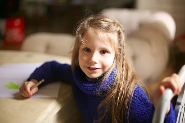 Vackra Unga Barn Tittar Kameran Bredvid Hennes Teckning — Stockfoto