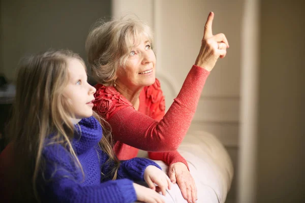 Mormor Visar Något Fantastisk Tråg Fönstret Att Hennes Barnbarn — Stockfoto