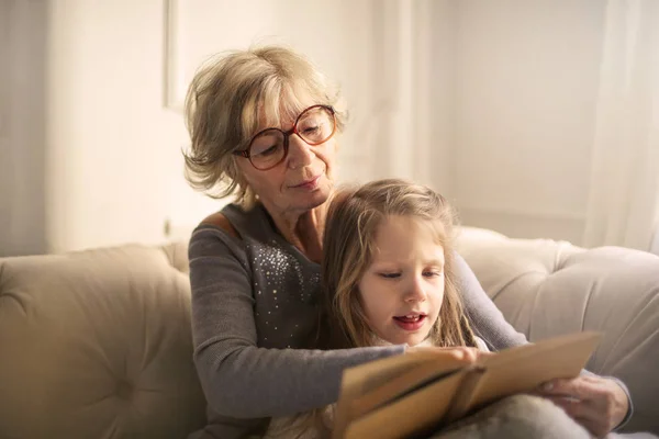 Бабушка Внучка Вместе Читают Книгу — стоковое фото