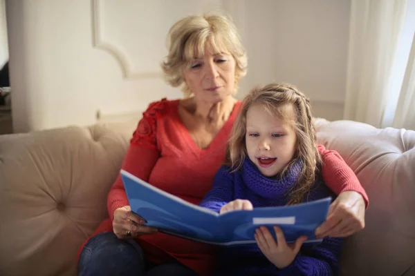 Grand Mère Aide Petite Fille Dans Ses Devoirs — Photo