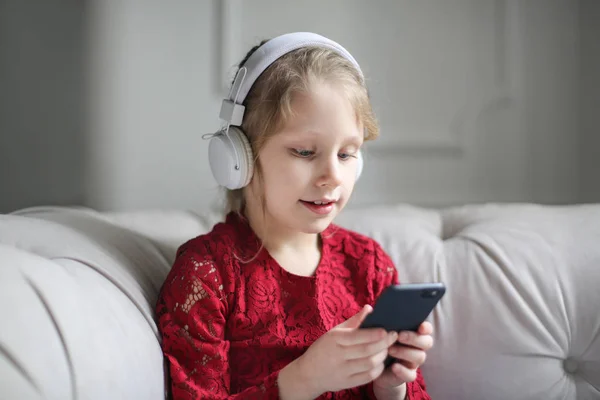 Девушка Слушает Музыку Смартфоне — стоковое фото