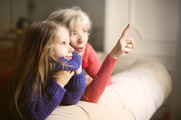 Grand Mère Montrant Quelque Chose Étonnant Petite Fille — Photo