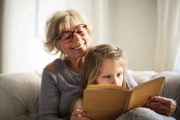 Grand Mère Petite Fille Lisant Ensemble Livre — Photo