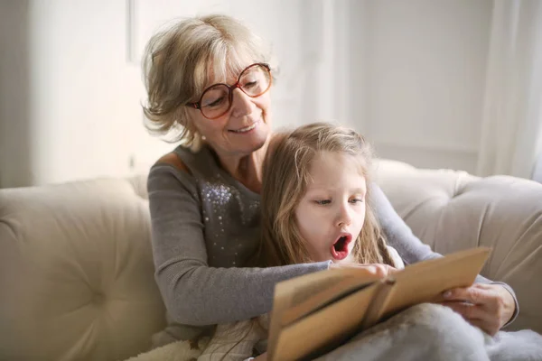 Γιαγιά Και Εγγονή Μαζί Διαβάζοντας Ένα Βιβλίο Κορίτσι Ψάχνει Πολύ — Φωτογραφία Αρχείου