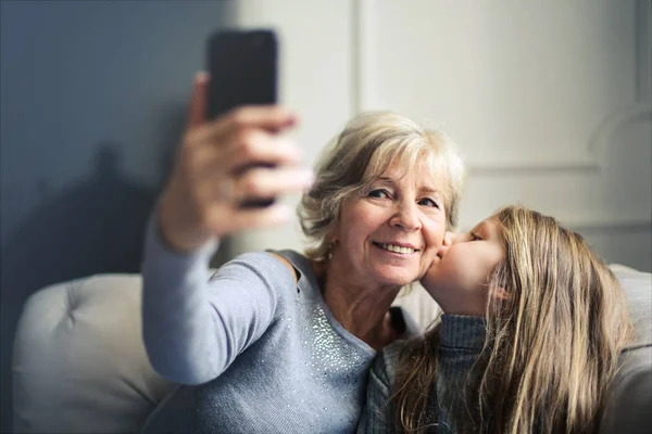 Sonriente Abuela Nieta Tomando Una Selfie Mientras Nieta Dando Beso —  Fotos de Stock
