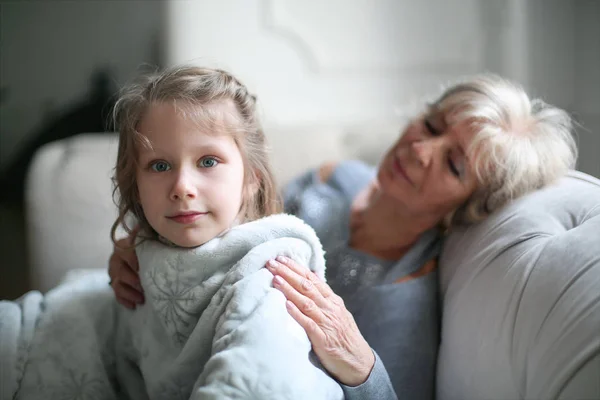 Babička Spí Pohovce Pozadí Při Její Vnučka Seděl Vedle Při — Stock fotografie