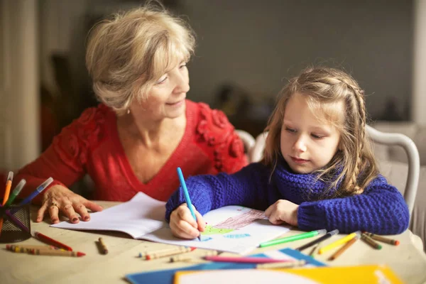 Freundliche Ältere Frau Beim Zeichnen Ihrer Enkelin Tisch — Stockfoto