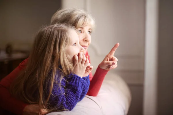 Gentille Grand Mère Raconter Une Histoire Petite Fille Tout Pointant — Photo