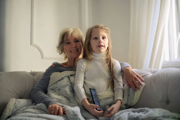 Grand Mère Petite Fille Regardant Télévision Ensemble Souriant Amusant Dans — Photo