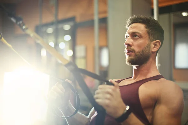 Guapo Barbudo Haciendo Ejercicio Gimnasio —  Fotos de Stock