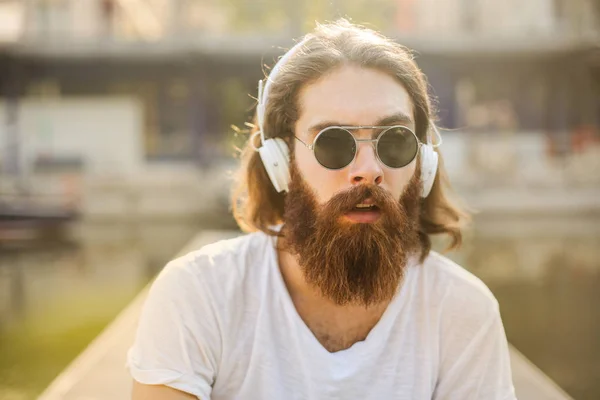 Tipo Guapo Barbudo Con Gafas Sol Escuchando Música Los Auriculares —  Fotos de Stock